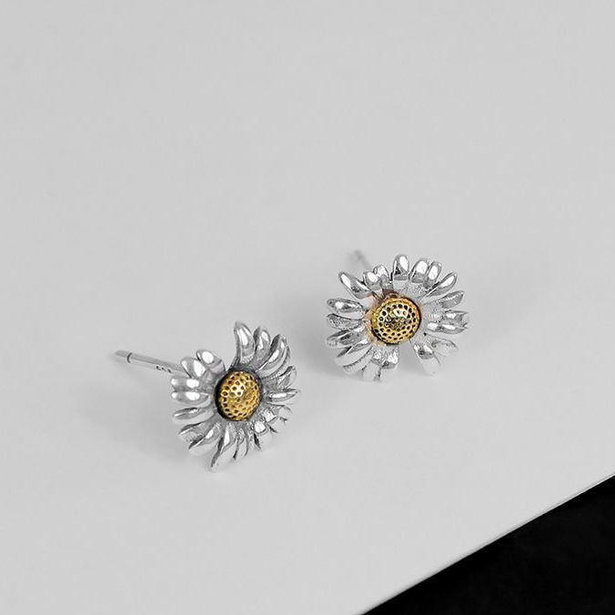 925 Silver Plated Daisy Earrings for Men and Women Fashionable Old Style Earrings Japanese and Korean Hip Hop High Street Fashionable Fashionable Earrings Ins