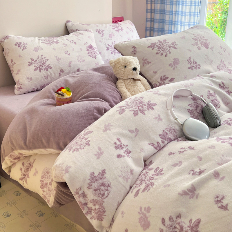 Cama de dibujos animados de leche de seda de cuatro piezas 2026 nueva sábanas de seda de coral de otoño y invierno cubierta de colcha de cama de tres piezas