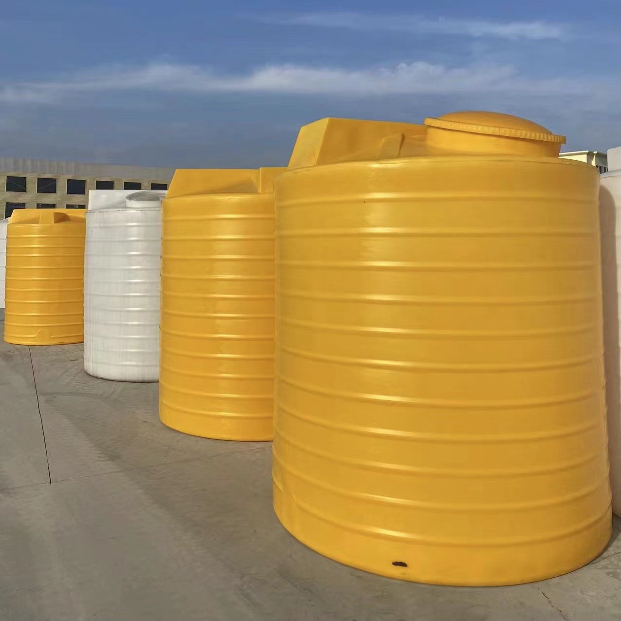 厂家供应200L,300L,500L，1吨，2吨圆形立式pe加药箱耐酸碱搅拌桶