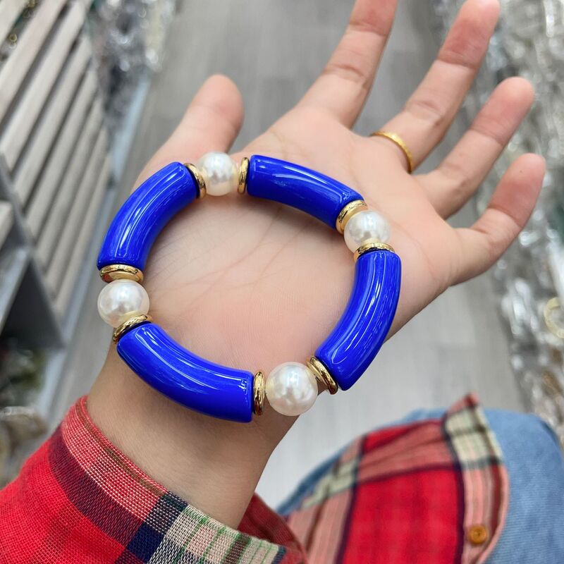 ヨーロッパとアメリカのファッショナブルなパーソナライズされたアクリルエルボブレスレット、湾曲した竹管、女性用パール弾性ロープ友情ブレスレットジュエリー|undefined