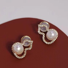 ��ˮ����һ�w���z���AС�ɺ��J�oʹ���s���|�o����Ů����Ʒ���l