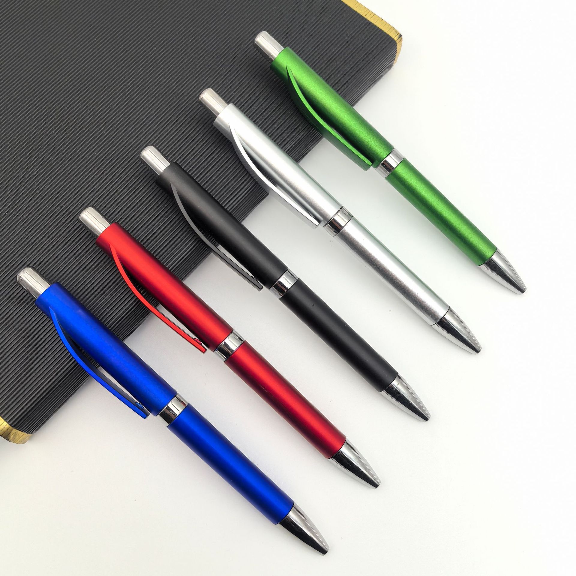 Bolígrafo publicitario de color de presión de poste de pintura de plástico logotipo personalizado bolígrafo de regalo publicitario bolígrafo de hotel promocional