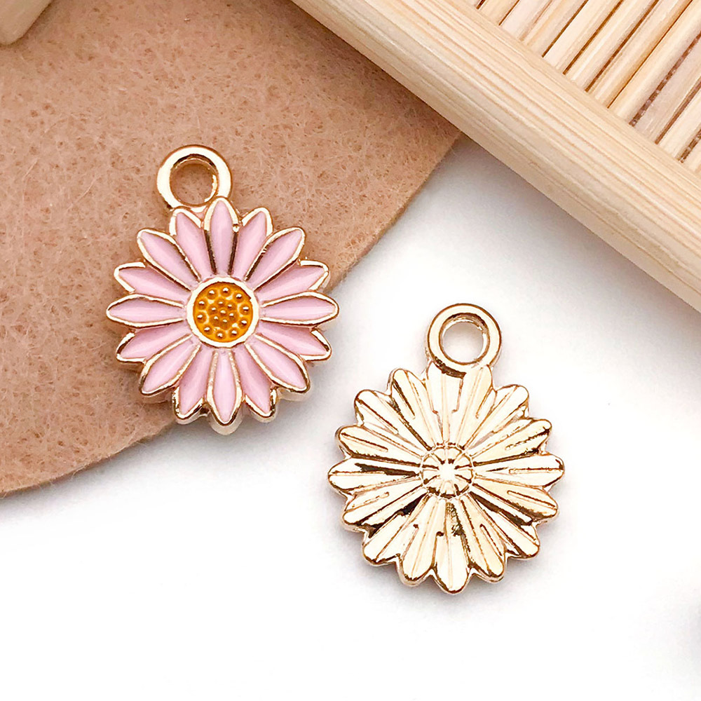 Colgantes esmaltados de flor de cerezo y margarita