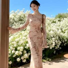 秋季新款优雅发印花喇叭袖连衣裙女长袖气质修身收腰显瘦鱼尾长裙