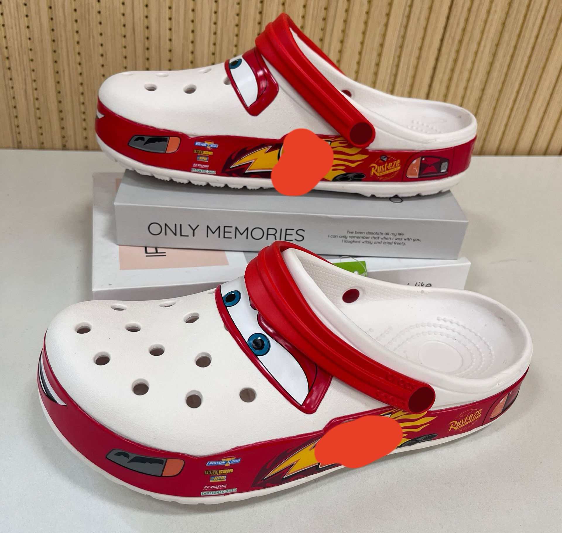 Sandalias tipo Crocs en colaboración con McQueen, unisex