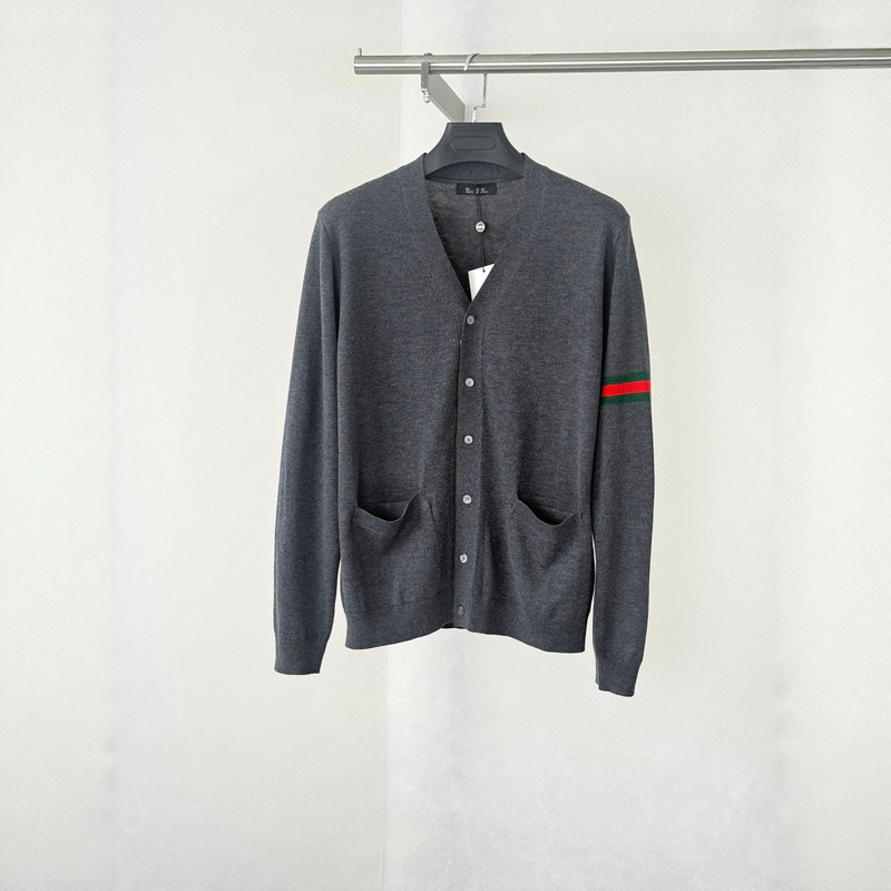 Correct version GU brand red and green contrasting stripes classic logo gray tone V-neck knitted cardigan casual unisex style Correct version GU brand red and green contrasting stripes classic logo gray tone V-neck knitted cardigan casual unisex style