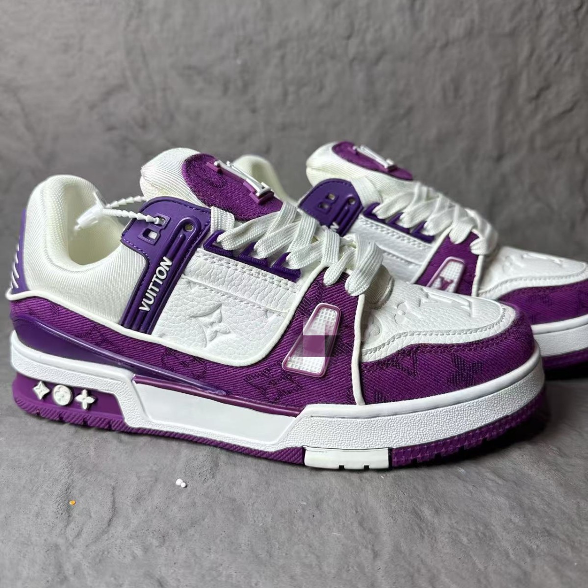 Spot comercio exterior transfronterizo burro entrenador blanco cemento vaqueros azul moda deportiva casual pareja hombre y mujer skate