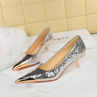 237-29�W���L����r��ŮЬ�и��\�ڽ��ټ��^�Wҫ��Ƭ���߼y��ЬŮ