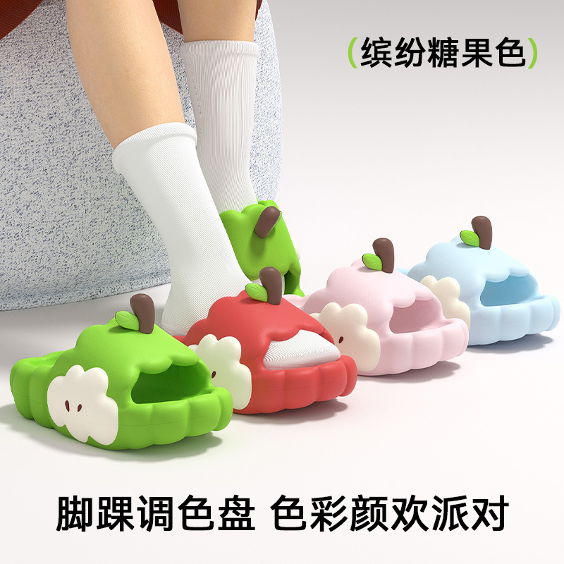Lindas zapatillas de manzana explosivas para mujer 2025 nueva pareja de verano casa interior fondo grueso nubes antideslizantes pisando mierda