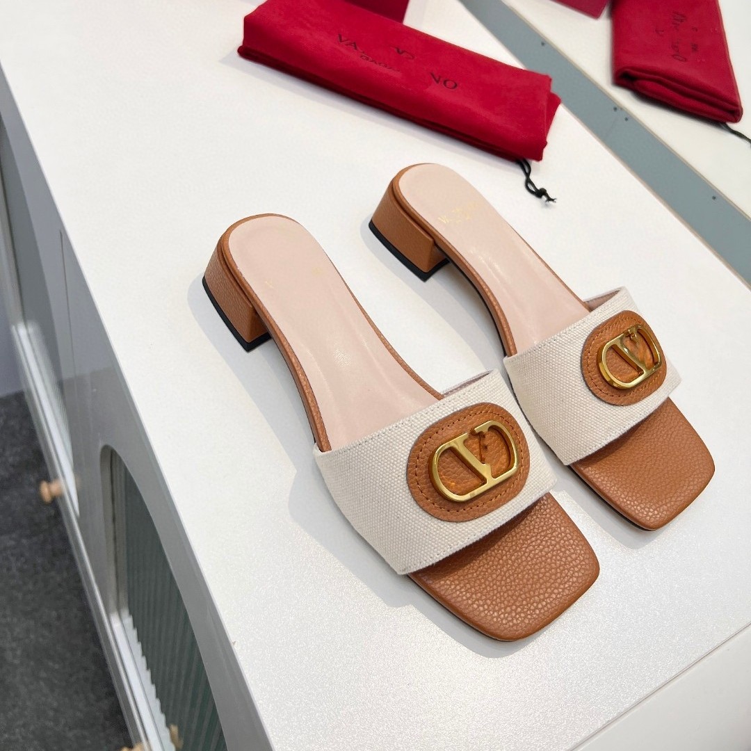 Alta versión 2025V casa de tacón bajo punta cuadrada punta abierta zapatillas clásicas de mujer con hebilla en V zapatillas de mujer de cuero exterior zapatillas de mujer