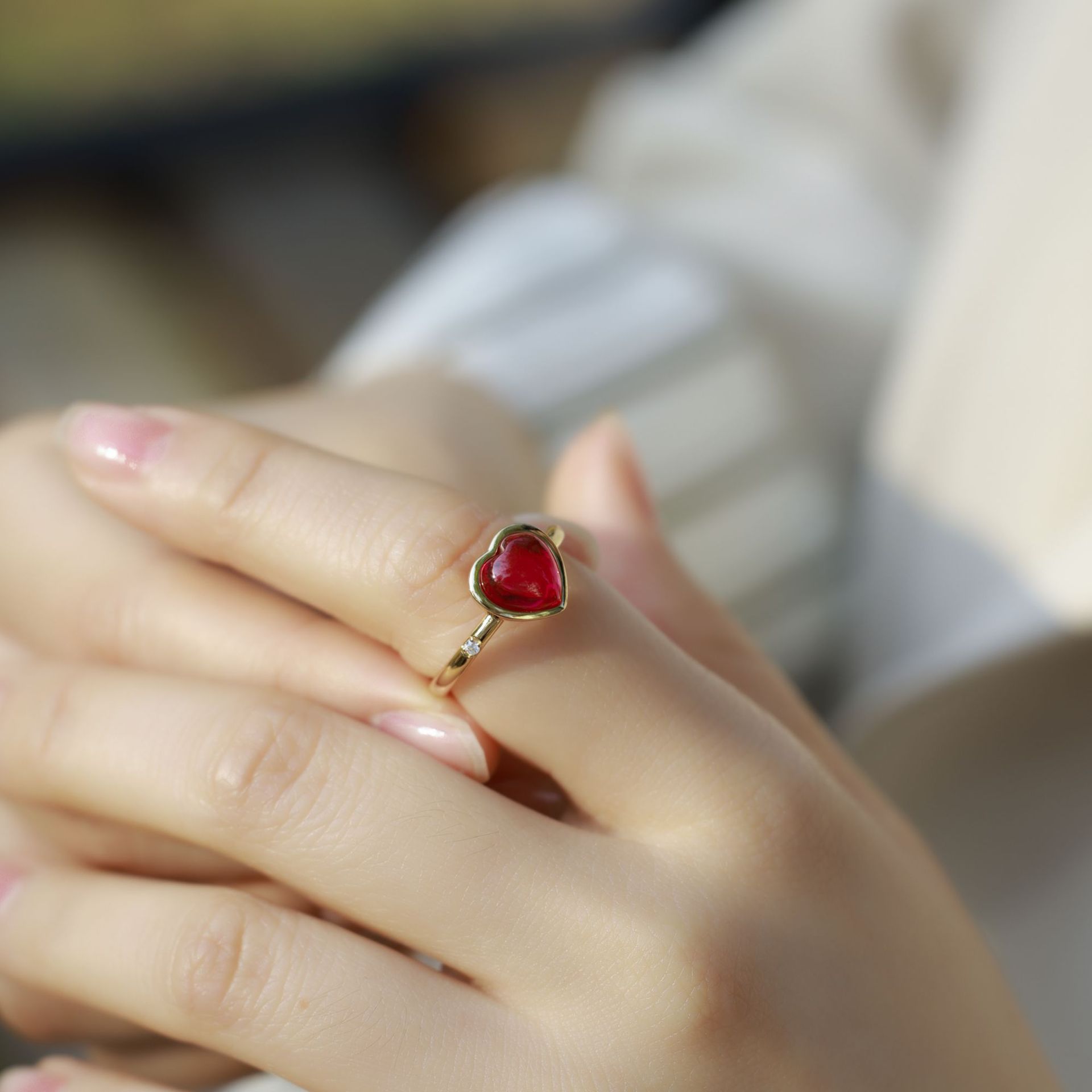 Anillo de tesoro de color de amor de caramelo transfronterizo femenino S925 plateado de 10K anillo de corindón rojo dorado simple y ligero