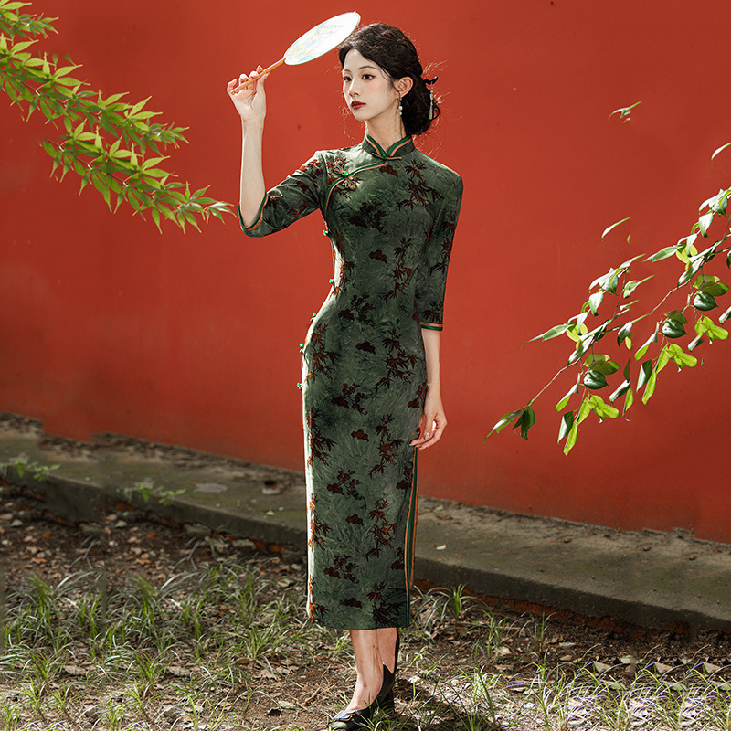 Dark Green Chinese-Style New Chinese-Style Long-Sleeve Improved Cheongsam for Women, High-End Retro Slim-Fit Waist-Cinching Daily Wear for Autumn and Winter Dark Green Chinese-Style New Chinese-Style Long-Sleeve Improved Cheongsam for Women, High-End Retro Slim-Fit Waist-Cinching Daily Wear for Autumn and Winter