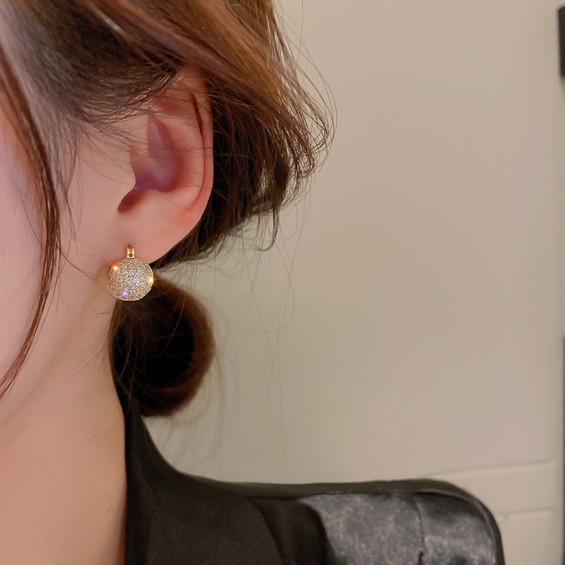 Moda perla ZIRCON redondo geométrico oído hebilla pendientes real chapado en oro europeo y americano ins temperamento personalidad pendientes de alta gama