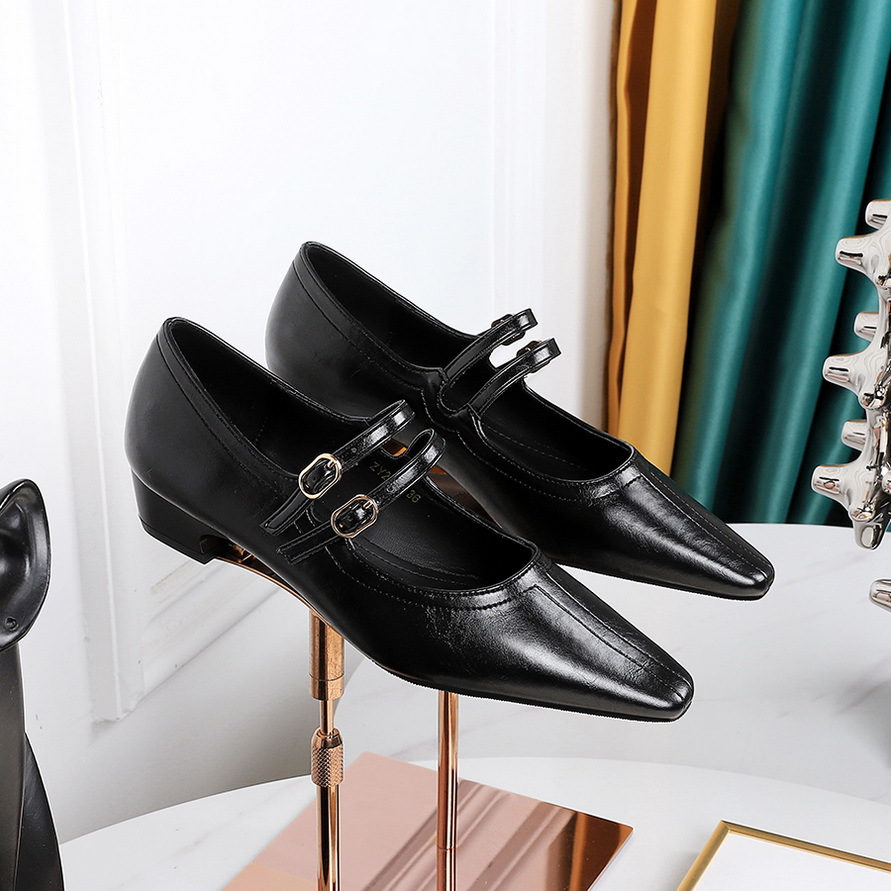 2129 retro style women's shoes with a metal buckle and a thick heel, with a small square toe, shallow mouth, and low heel that looks slim and simple