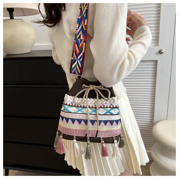 Women's Medium Canvas Geometric Ethnic Style Tassel String Bucket Bag display picture 27