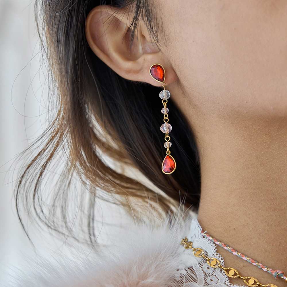 Wanxing Europa y América gota de agua aretes de vidrio rojo bordillo ligero de lujo auriculares de acero inoxidable joyas transfronterizas nicho diseño