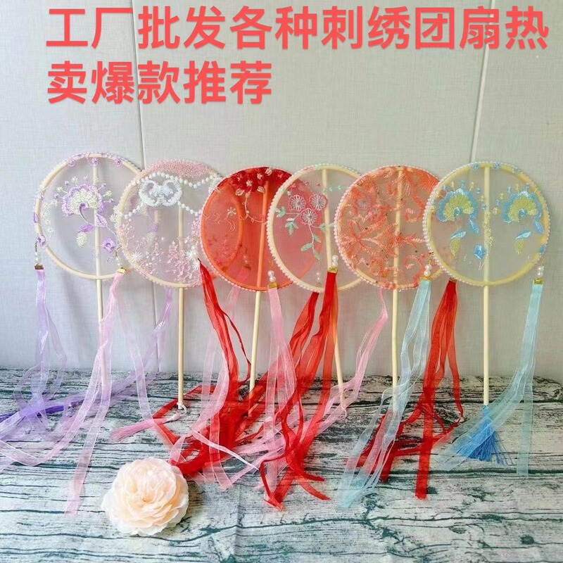 子供の新型古風団扇の漢服は刺繍の宮扇の円形の異形の扇子の観光地区を飾って写真を撮ります。|undefined