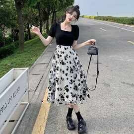假两件碎花连衣裙女夏季2024新款收腰显瘦初恋气质修身方领A字裙