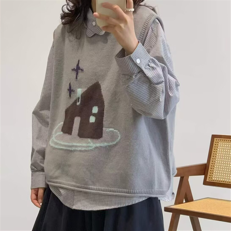 Korean-style loose-fit, plus-size sweater vest for women, perfect for a relaxed autumn/winter look, ideal for layering, with a round neckline and knitted design