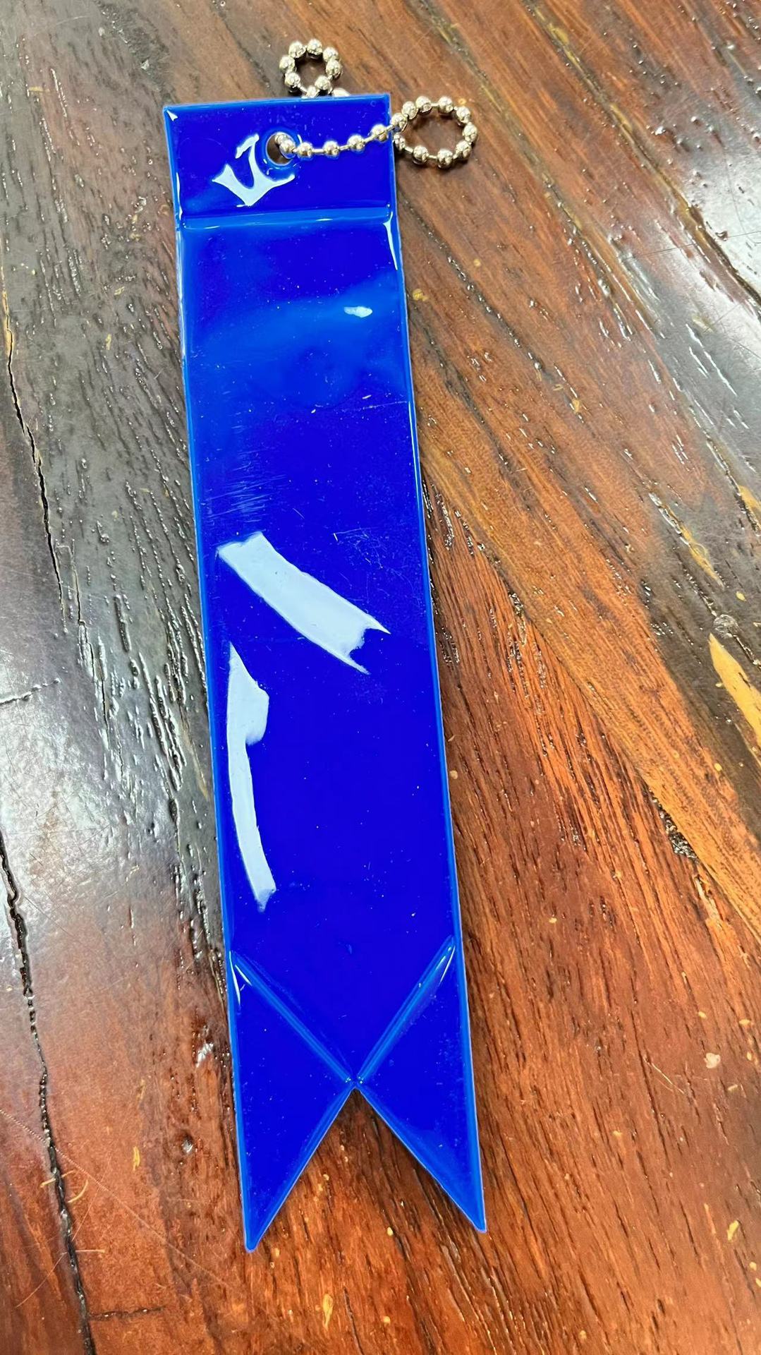 Venta caliente transfronteriza 13 colores colgante reflectante serpentina PVC reflectante bolsa colgante llavero fluorescente fabricante spot