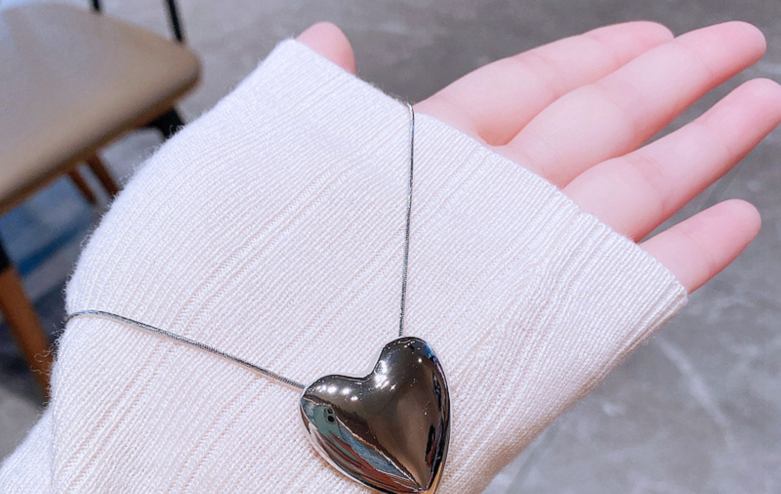 High-grade Ins Cold Style Metal Heart Pendant Necklace Copper White Gold Plated Simple Stylish Clavicle Sweater Chain display picture 4