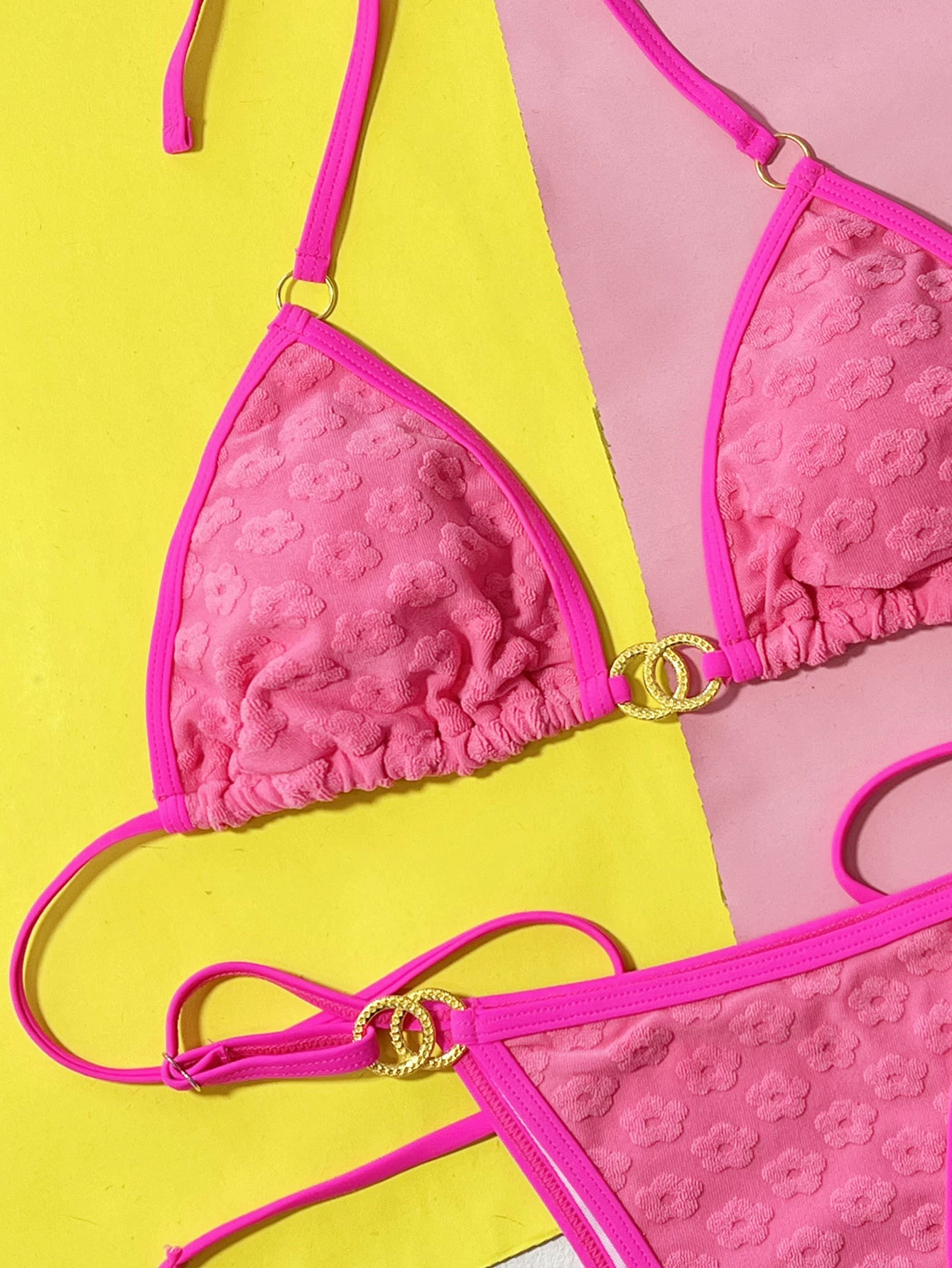 Бренд Sexy Swimwear, европейский стиль – набор купальника розово-красного оттенка с текстурными цветами и золотыми кольцевыми деталями