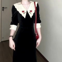 ミューズのバラのフランスのレトロな衝突色のvネックの刺繍の長いタイプの黒いワンピースのデザイン感の女性のa字のスカートの秋