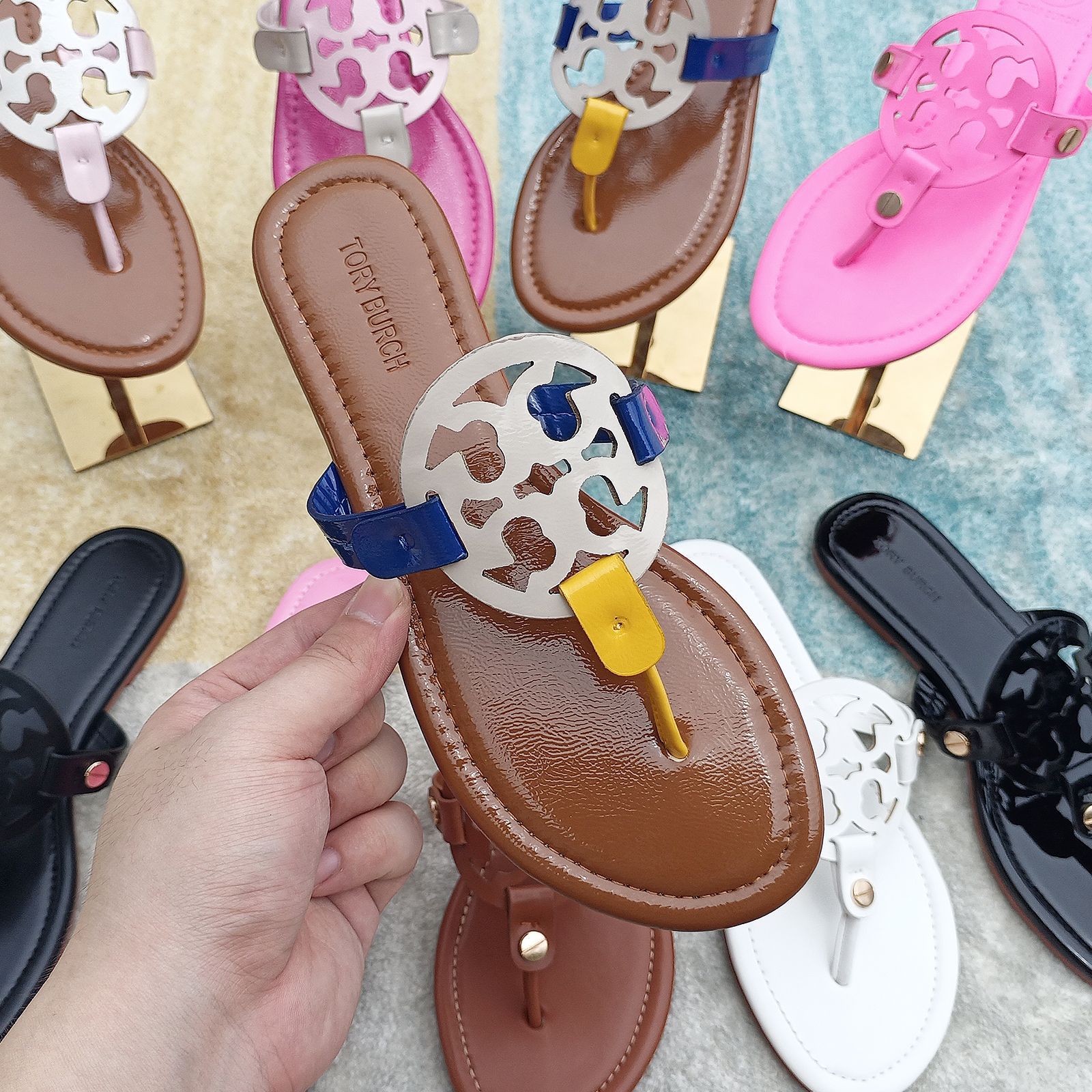 Comercio exterior TB casa 2026 diamante flip flops para mujeres de tamaño grande con un fondo plano doble T zapatillas frías fábrica al por mayor sandalias image 30