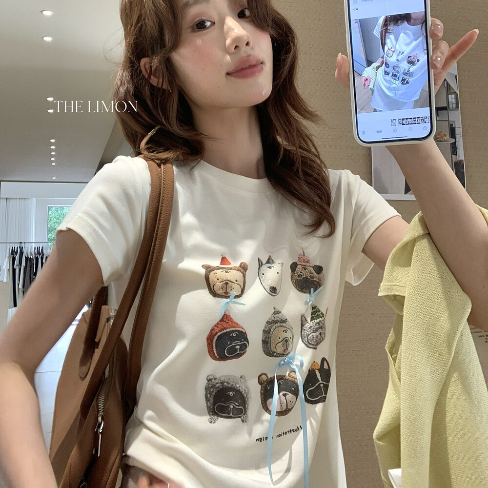 Áo thun nữ cổ tròn tay ngắn in hình chó con nơ hoa, phom vai vuông, phối màu pastel — trắng ngà, Màu cà phê, màu hồng, Xám hoa