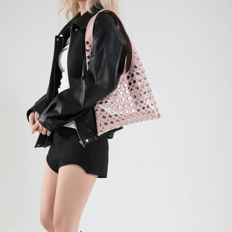 Borsa a spalla donna a pois con borchie borsa a secchiello moda_voghion.com