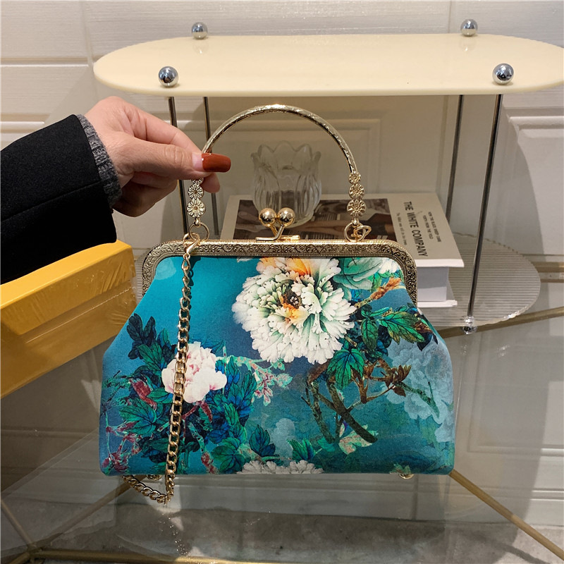 Elegant retro shoulder bag