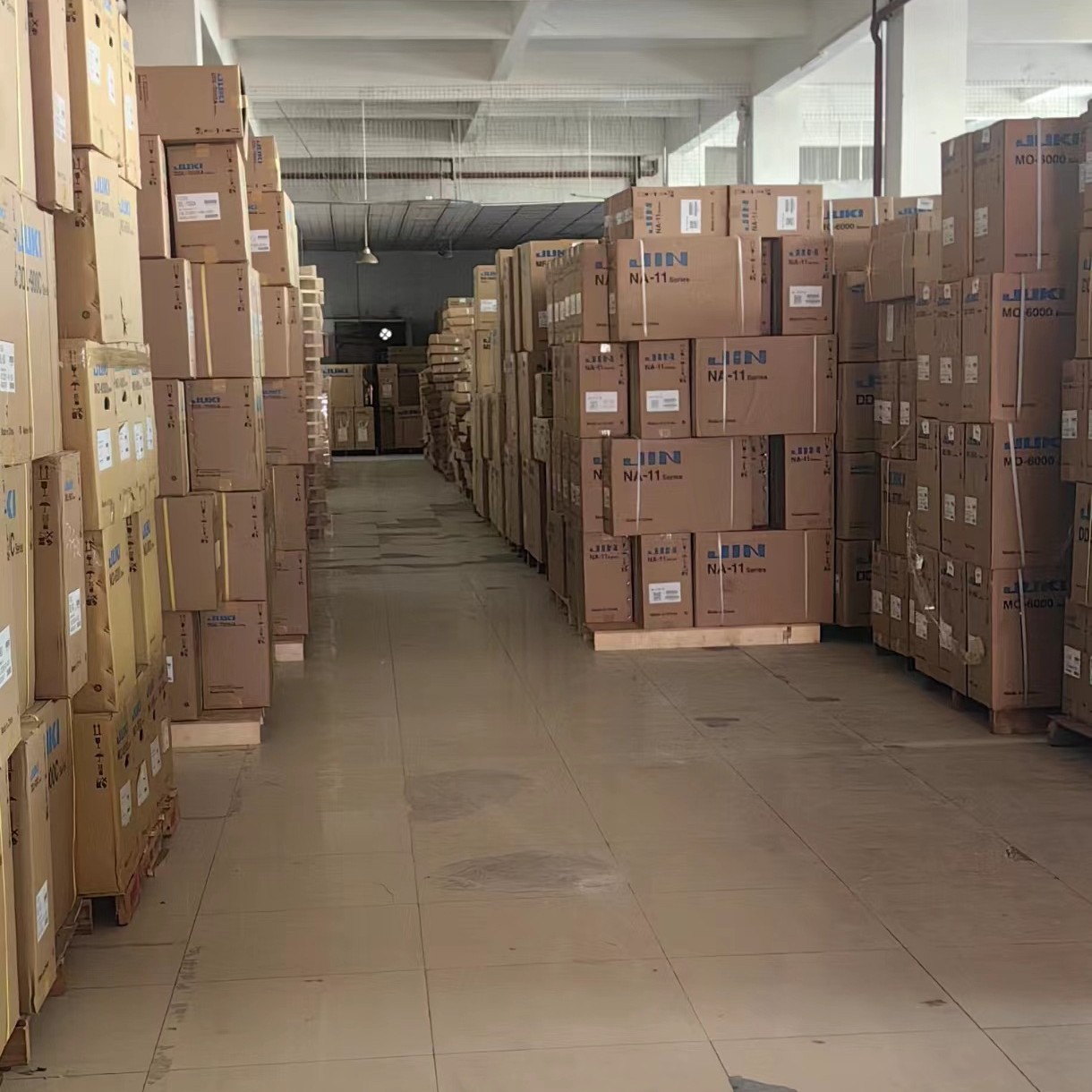 Máquina de coser industrial de doble aguja plana computarizada con cortahilos automático JUKI LH-3568A-7, completamente nueva.