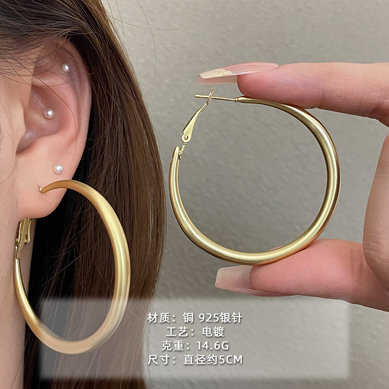 2025 nuevo estilo verano de moda anillo plateado círculo negro círculo fino temperamento europeo y americano aretes dorados de todo fósforo