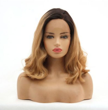 Fábrica de fibra química al por mayor de encaje frontal de maíz marrón rizado corto y rizado peluca de corte medio gancho de media mano cubierta de cabeza femenina LW0009