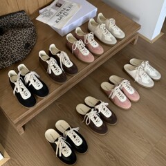 包頭半スリッパの女性はネットを履いています。