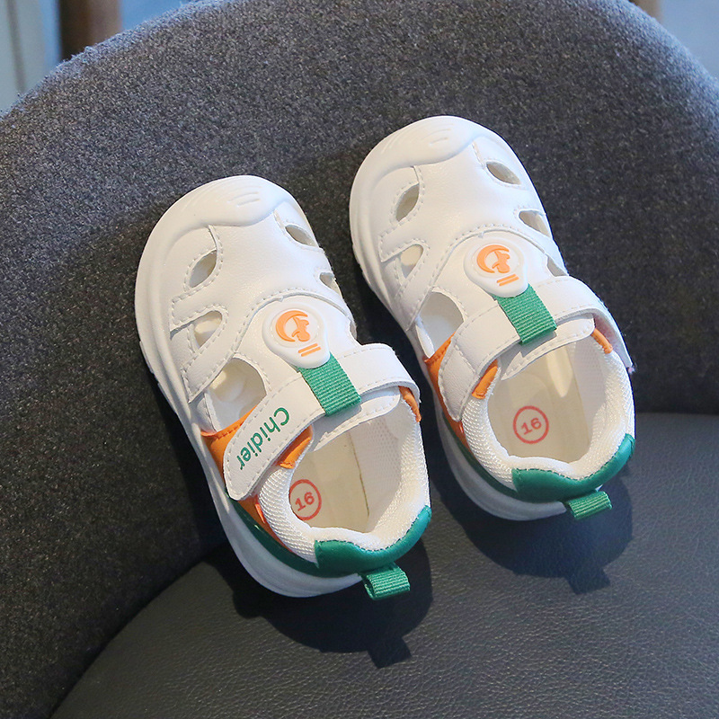 Deportes de los niños medias sandalias de verano nuevos niños y niñas superficie de cuero hueco zapatos de bebé cabeza bolsa zapatos de playa inferior suave todo partido