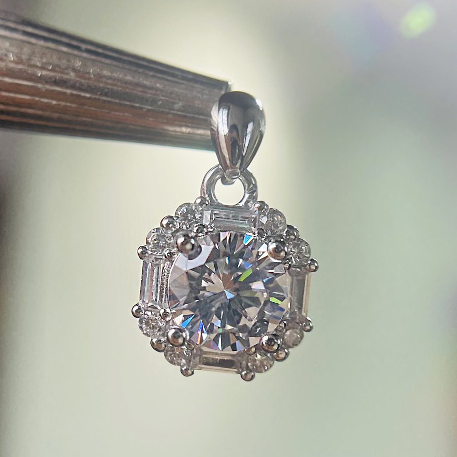 Square pendant with zircon