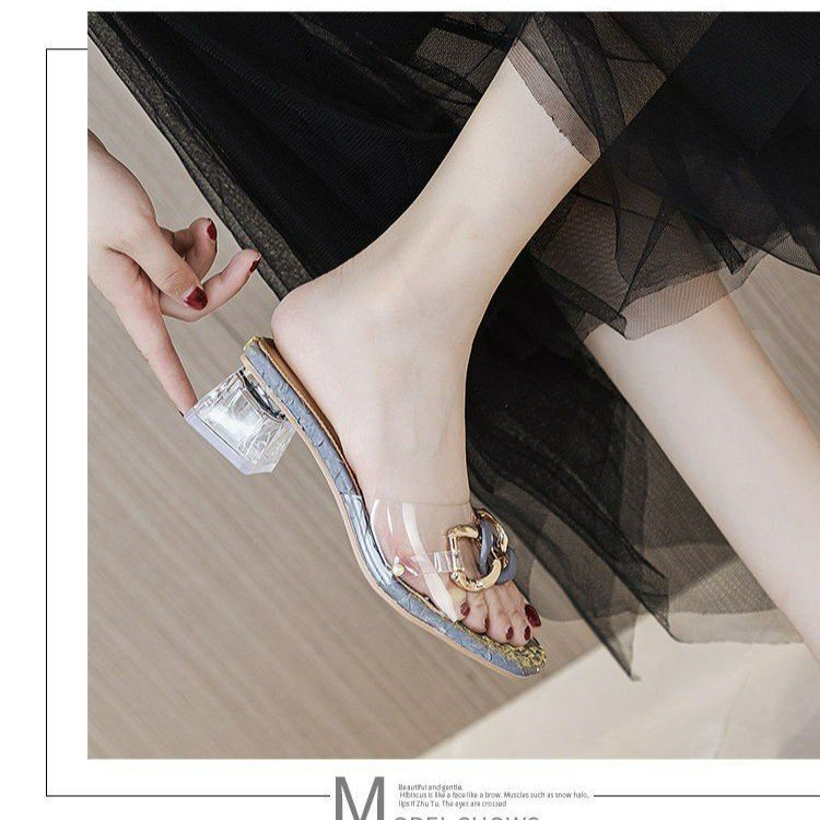 Sandalias de celebridades de Internet para mujeres con tacones gruesos en el verano de 2025