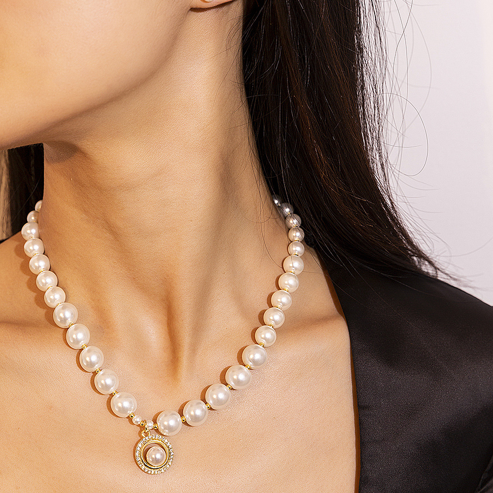 Set collana e orecchini di perle con ciondolo a cuore da donna_voghion.com
