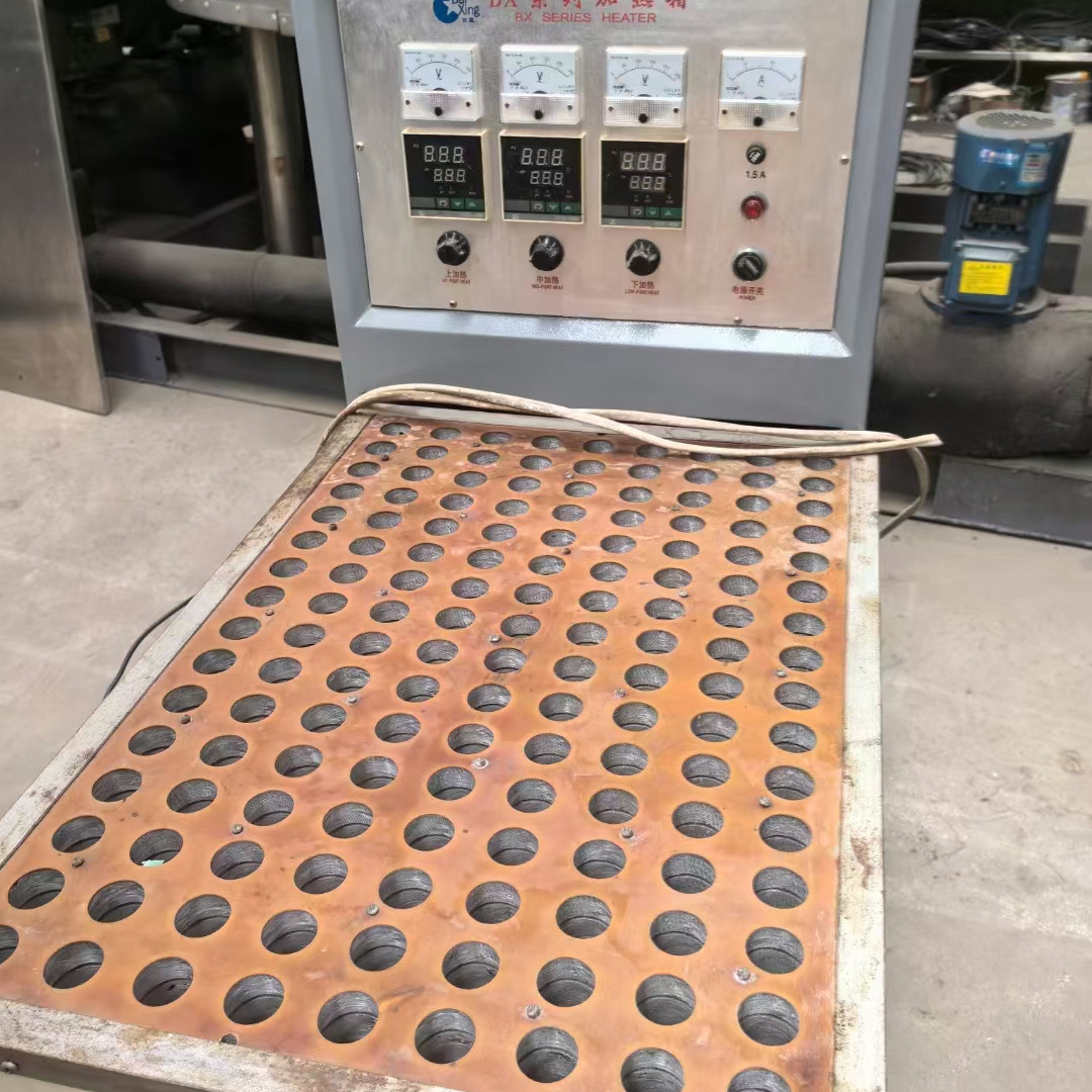 2头塑料吹瓶机一套,配有加热箱 空压机 油水分离器,两套模具