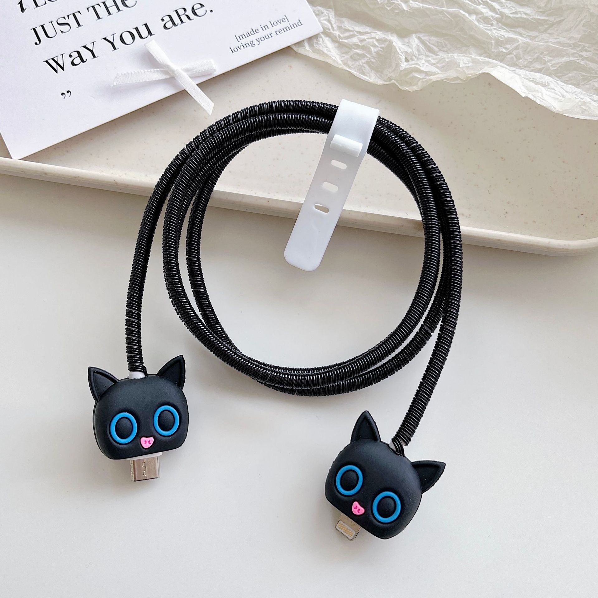 Amazon cartoon cable de datos cubierta adecuada para Apple Android cable de datos de carga rápida cuatro piezas en stock al por mayor