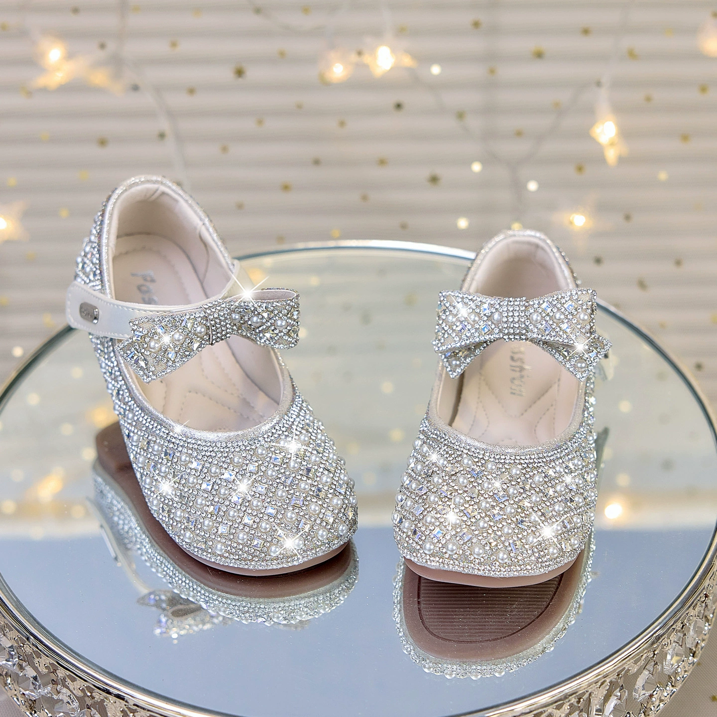 Детская обувь 2025 Осень Новый корейский стиль Блестящие туфли с камнями для девочек Принцесса Кожаные туфли Модные туфли с бантом