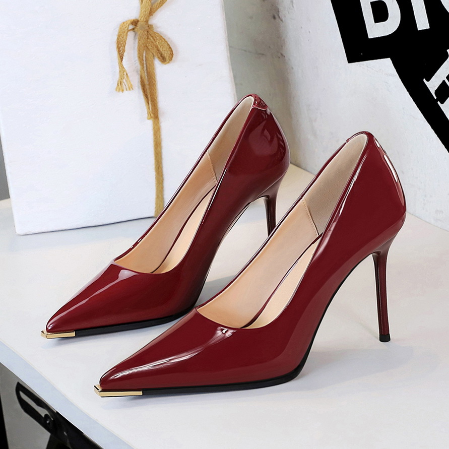 1893 European And American Style Banquet Simple High Heels Stiletto Patent Leather Shiny Shallow Mouth Metal Pointed Toe_vogvips.com