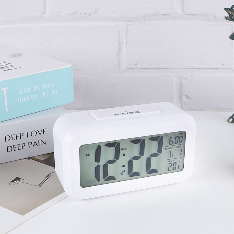 Fábrica en stock reloj de alarma inteligente de voz creativa luminosa simple dormitorio despertador electrónico reloj inteligente