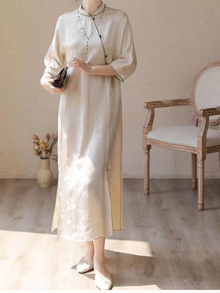 Váy liền màu trắng
