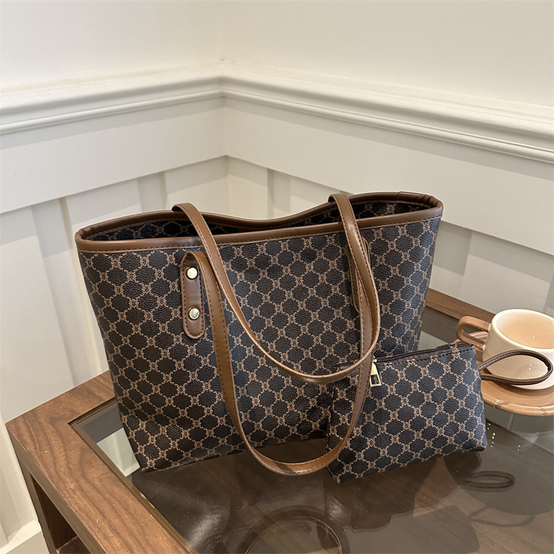 Personalidad de cercanías Bolso Tote de gran capacidad para mujer 2024 otoño nuevo hermoso bolso de hombro de moda de nicho para mujer transfronteriza