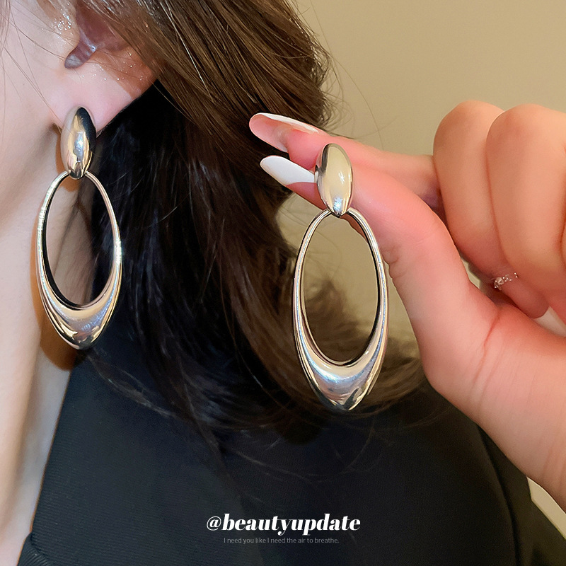 Pendientes colgantes huecos ovalados de viento de metal con aguja de plata Pendientes de moda de lujo ligero para mujer Pendientes de diseño exagerado europeo y americano para mujer