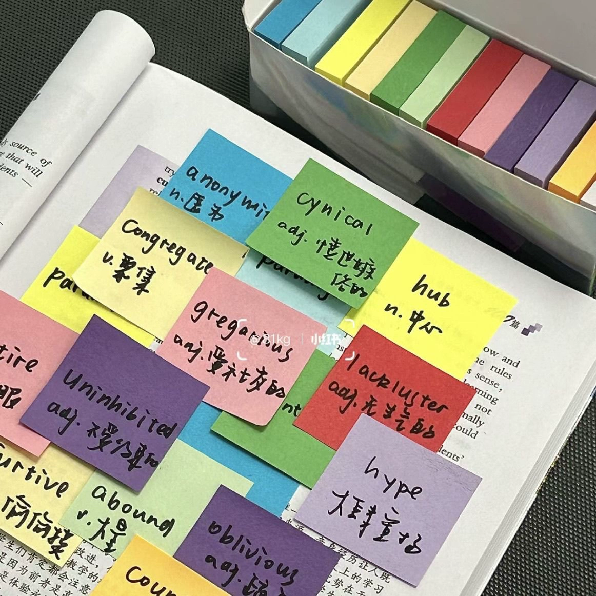 Красочная коробка радуги 12 цветов сплошной цвет маленькие квадратные наклейки цветные смешанные и липкие липкие женские заметки