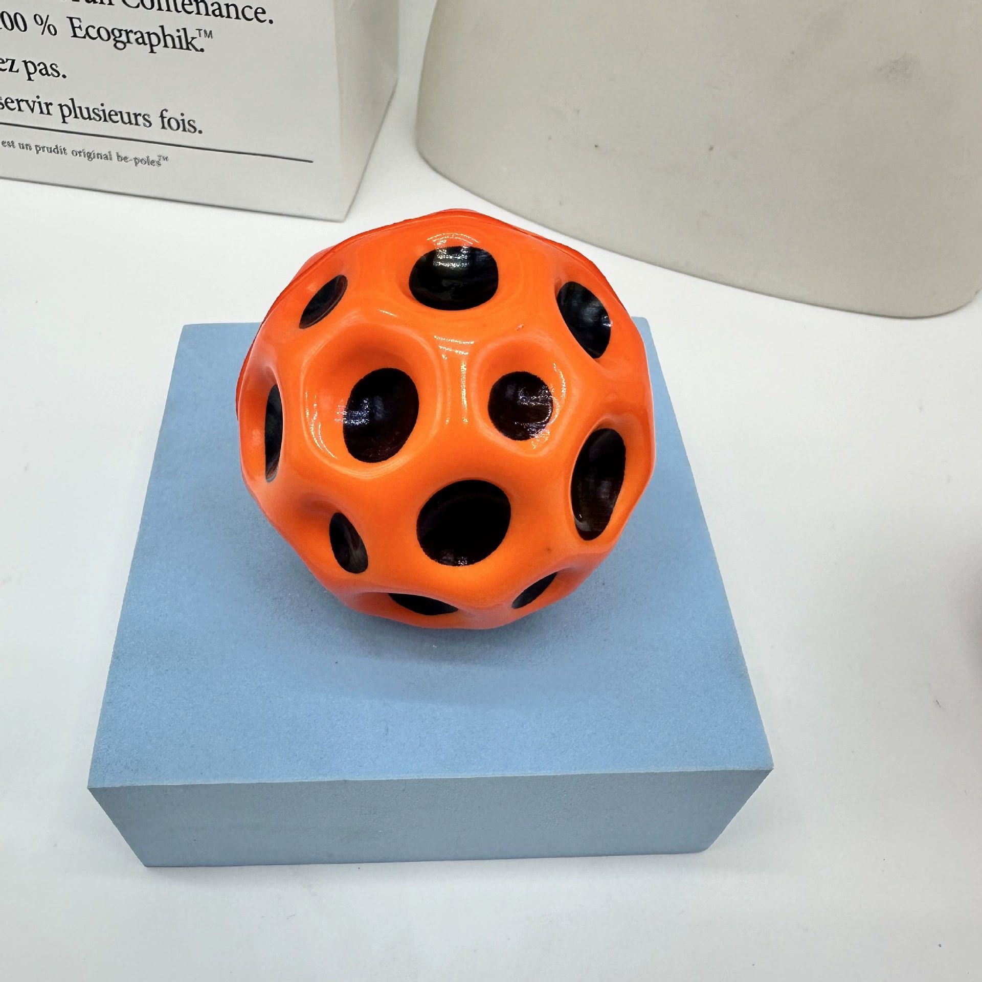 Venta caliente transfronteriza 7CM espuma PU bola de estrés estiramiento brillante baloncesto pequeño descompresión para niños juguete de ventilación rugby image 25