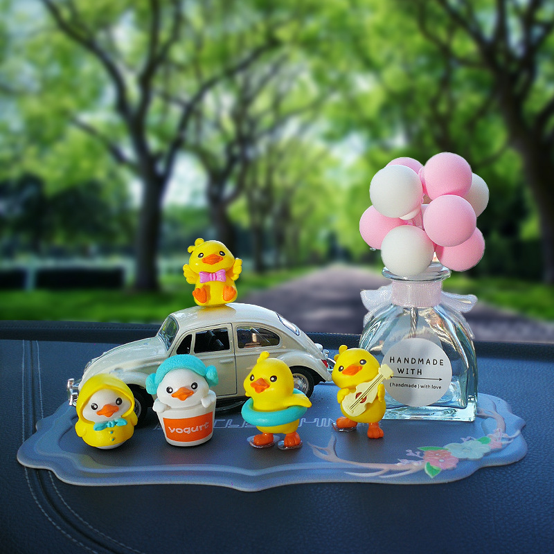 Nuevo adorno de coche creativo rojo neto dibujos animados pequeño pato amarillo adorno de coche consola central lindo lindo pato recto